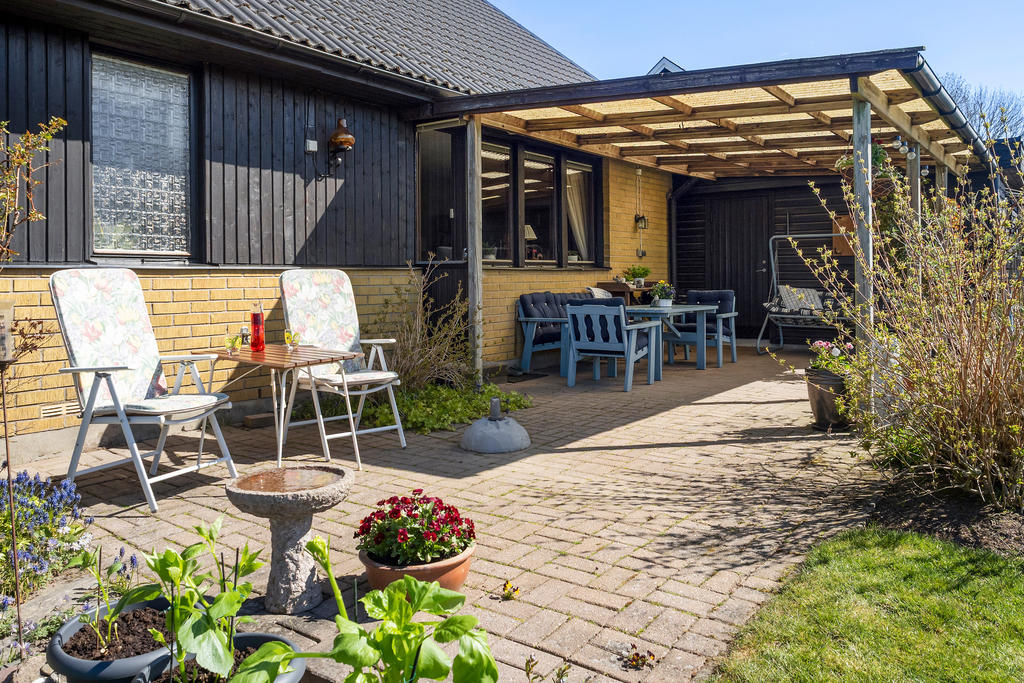Uteplats delvis under tak
