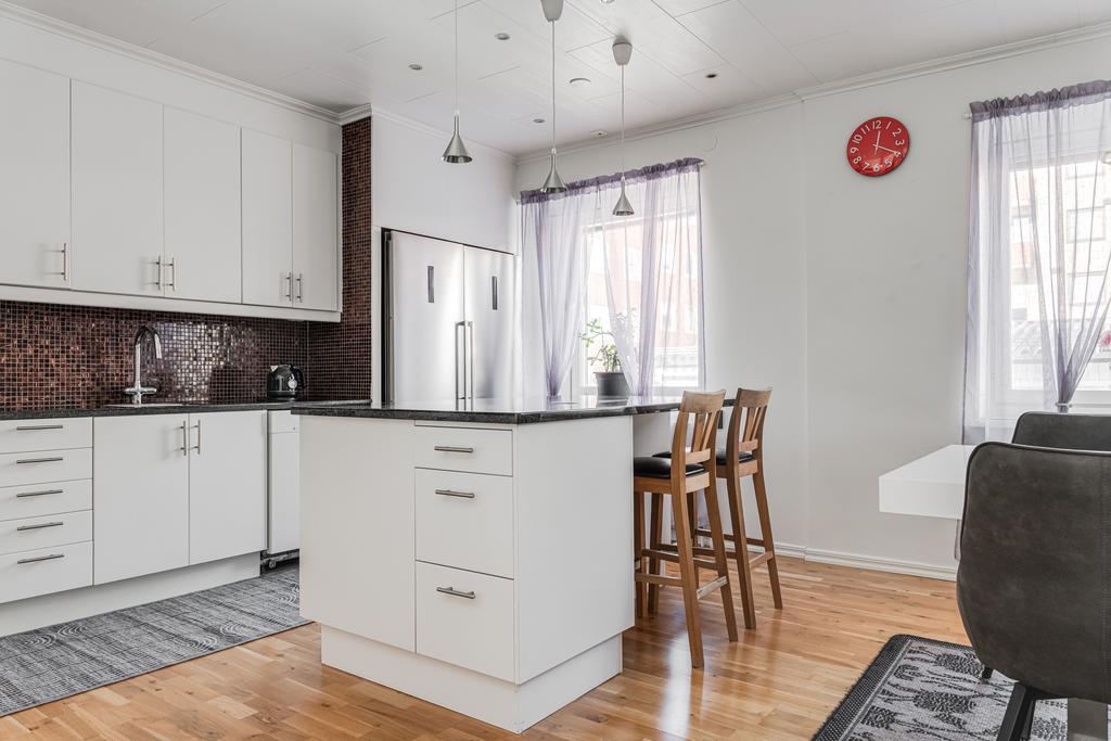 Snyggt kök med köksö