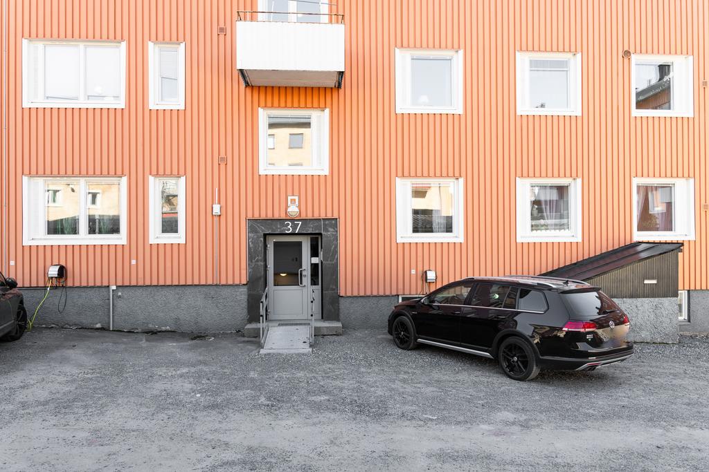 Sandviksgatan 37A, 
½-trappa upp.