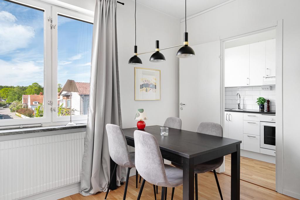 Matplats i anslutning till köket