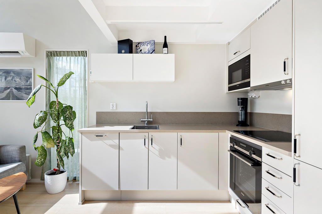 Stilren köksinredning och maskiner från Siemens. Extra gavelfönster ger också fin ljus.