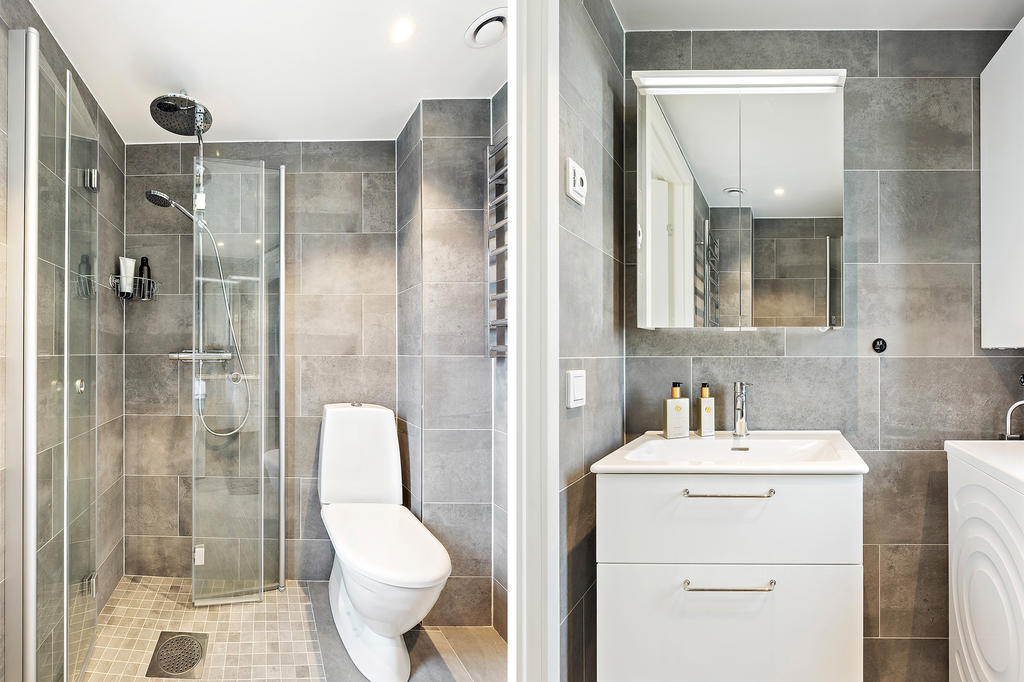 Helkaklat badrum med klinker och golvvärme för extra komfort. Badrumsskåp med dimbar belysning