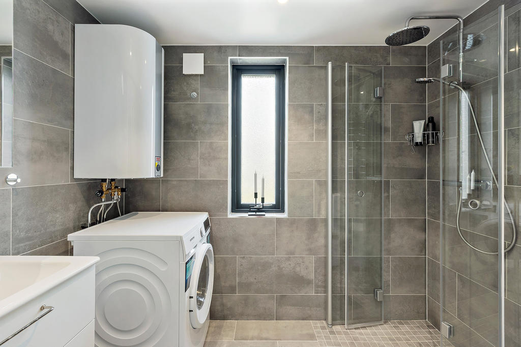 I badrummet finns vvb samt en kombinerad tvätt/tumlare. Praktiskt vädringsfönster.