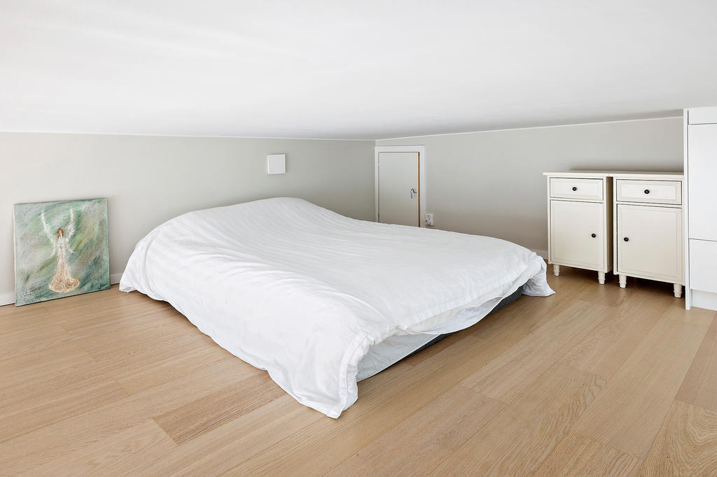 Stor sovloft. Inre förvaring i loftet 