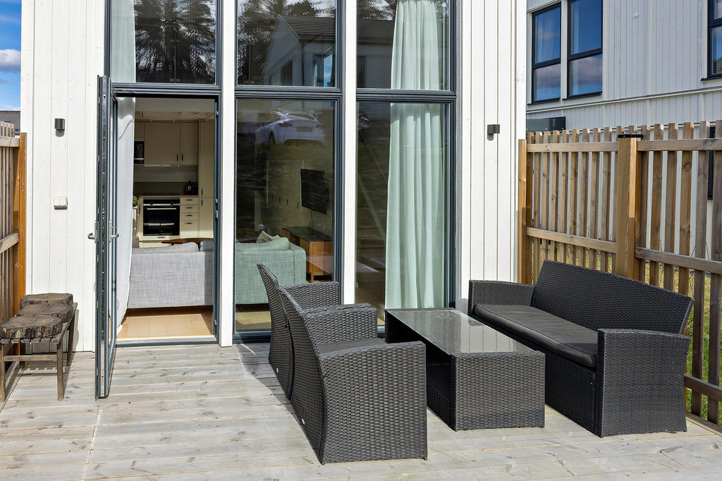 Trädäckad uteplats med perfekt eftermiddags och kvällssol.