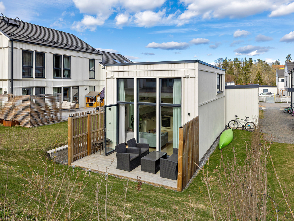 Friliggande ateljéhus med egen uteplats och gräsmatta