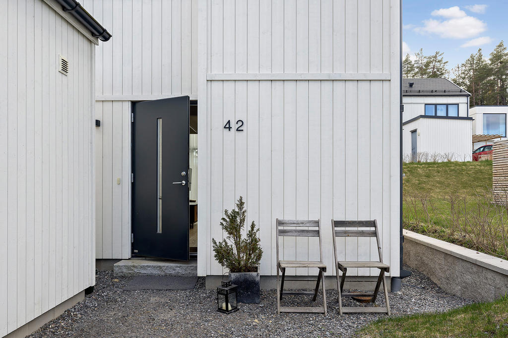 Entrésida med morgonsol. perfekt för morgonkaffet!