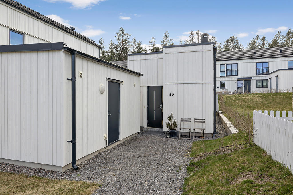 Eget separat förråd hör till bostaden liksom p-plats med eluttag.