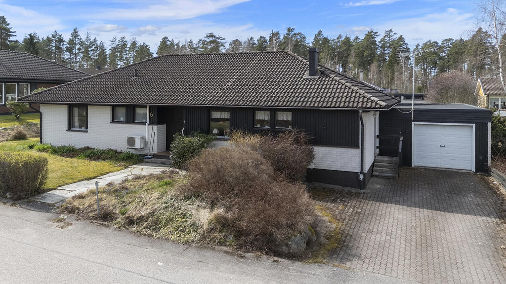 Framsidan med uppfart och garage