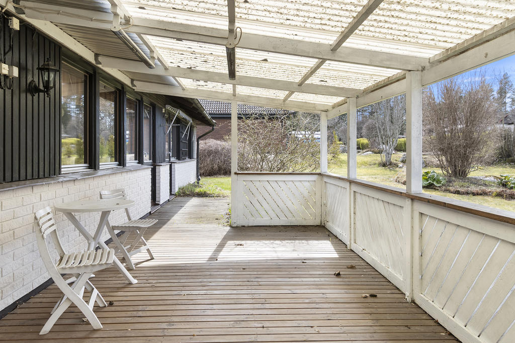 Altan under tak i väster