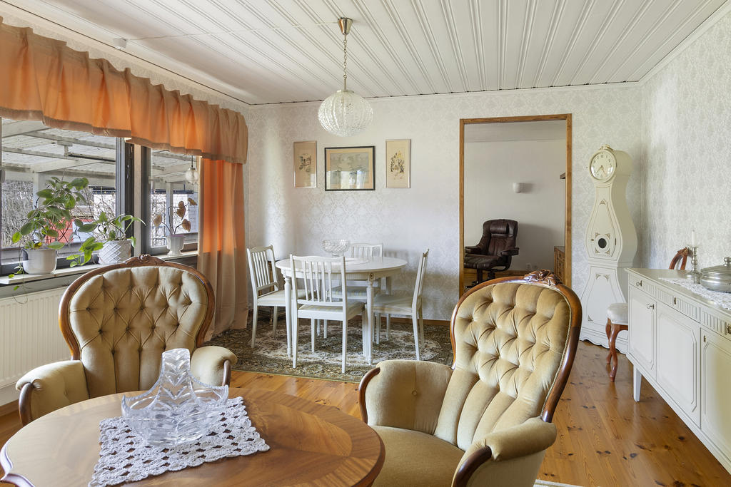 Vardagsrum med plats för matbord