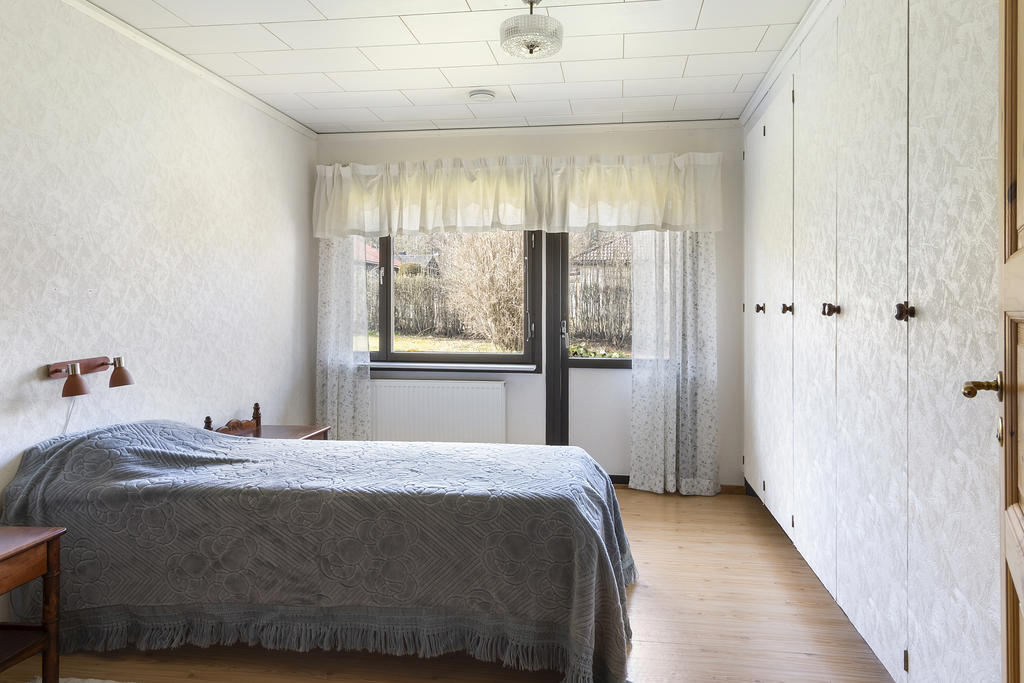 Sovrum med utgång till trädgården