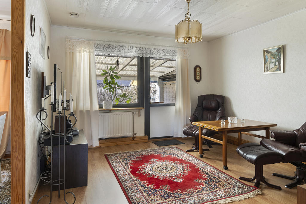 Tv-rum/sovrum med utgång till altan