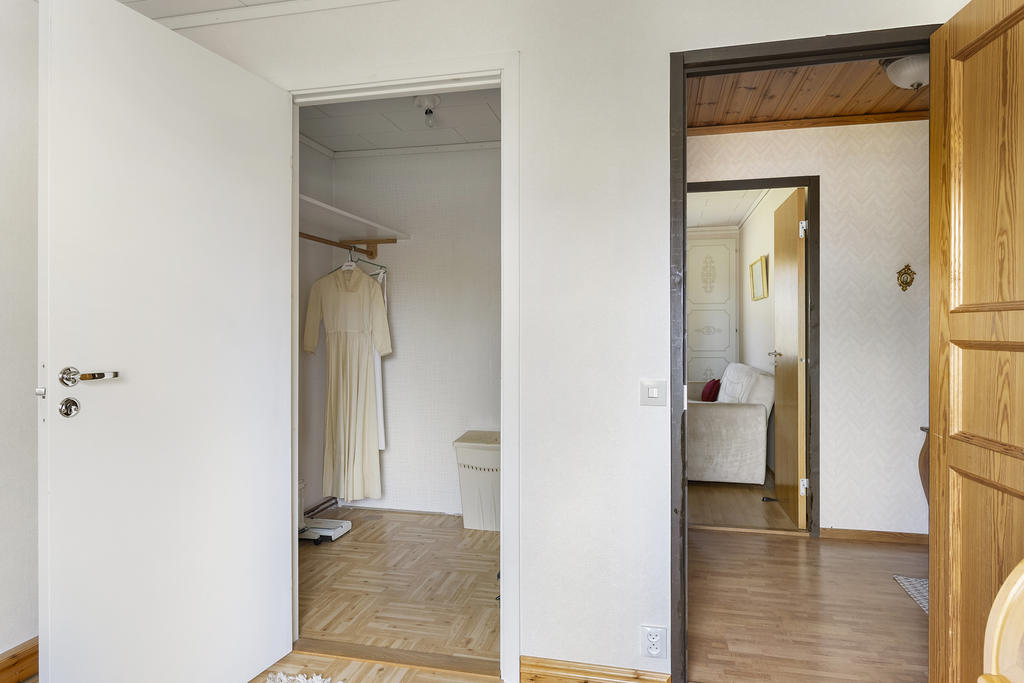 Sovrum med klädkammare