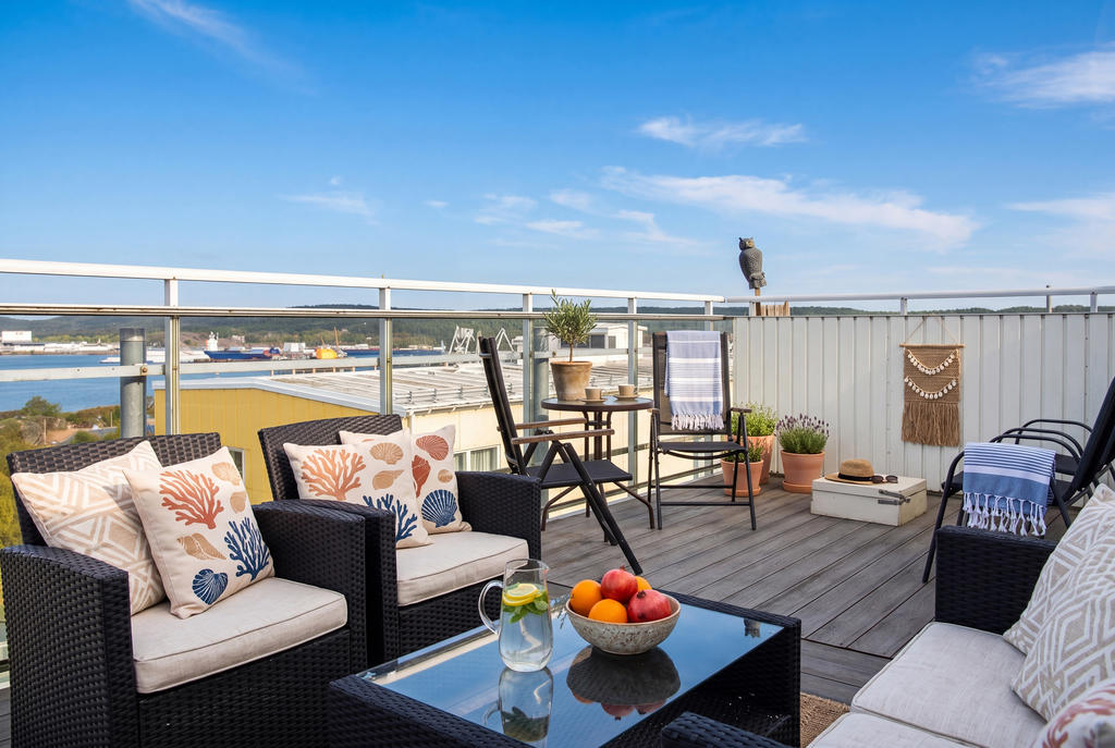 På toppen av huset erbjuds en solig takterrass praktiskt möblerad med både bord och solstolar och med magisk utsikt