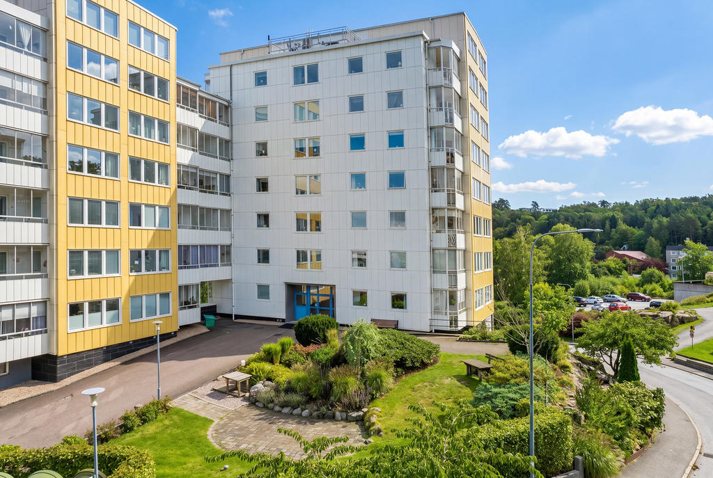 I omtyckta Brf Bohusgården bor du i en stabil och uppskattad förening. Parkeringsplats finns dessutom tillgänglig.