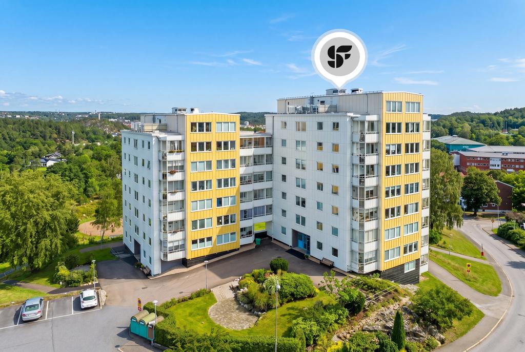 Läget är svårslaget med närhet till den vackra strandpromenaden, badplatser och grönområden. Här bor du med smidigt avstånd till centrum samtidigt som du har skolor och förskolor i närområdet. Ett perfekt boende för dig som vill kombinera natur, bekvämlighet och ett bekymmersfritt vardagsliv.