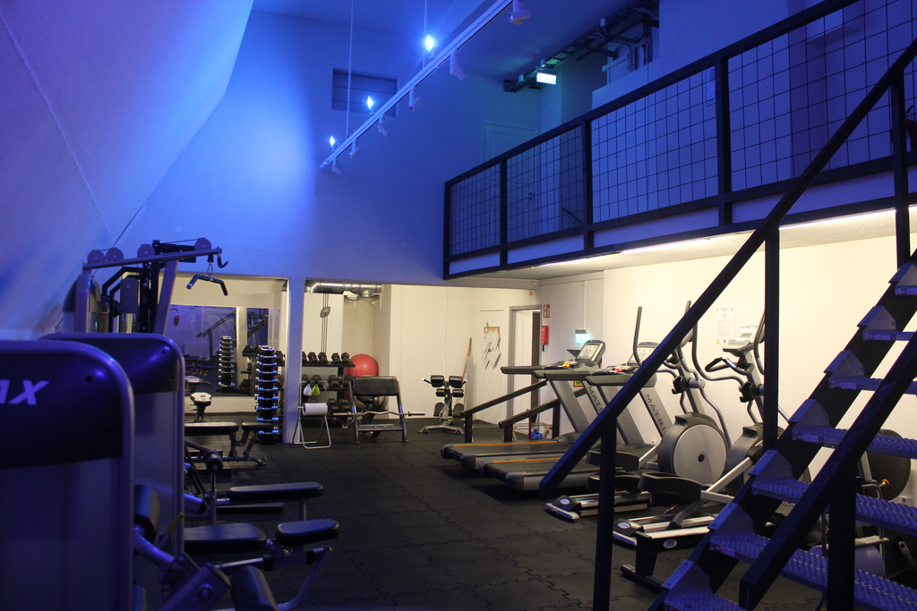 På Skandiavägen 3B finns ett gym för föreningsmedlemmar där du endast betalar en depositionsavgift på 200 kr och därefter kan nyttja dygnet runt helt kostnadsfritt.