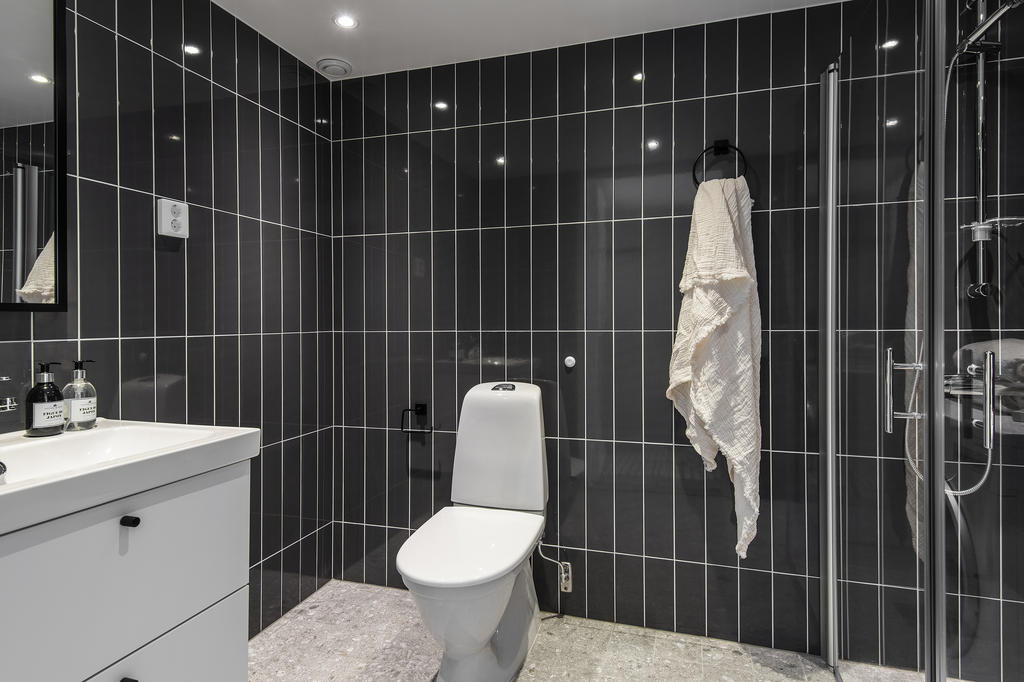 Stilrent duschrum med inbyggda spotlights