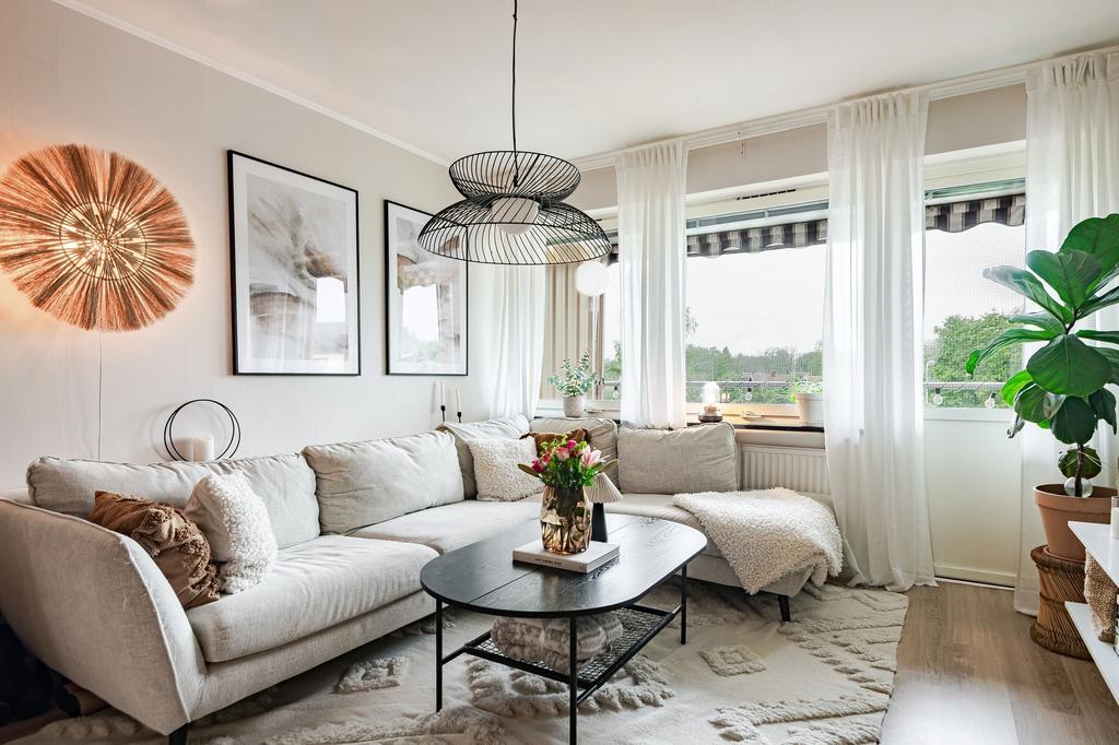 Stora fönster släpper in massor av ljus!