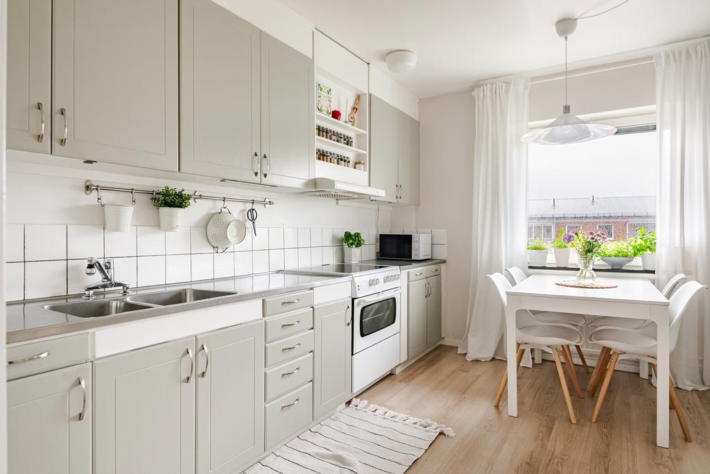 Kök med luckor i behaglig kulör