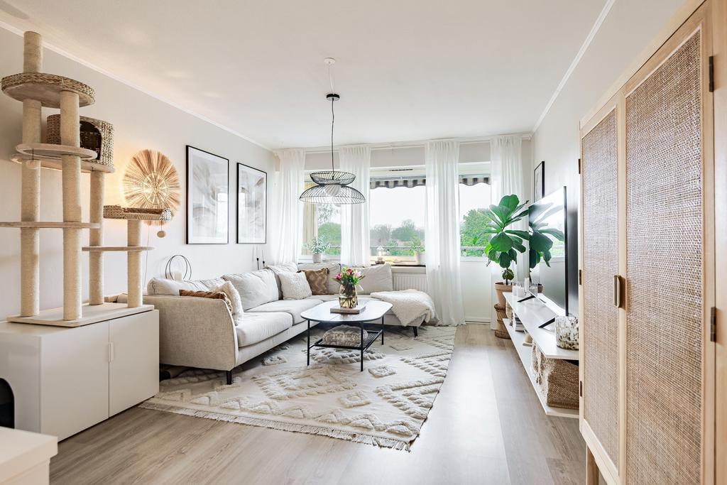 Vardagsrum med utgång till balkongen