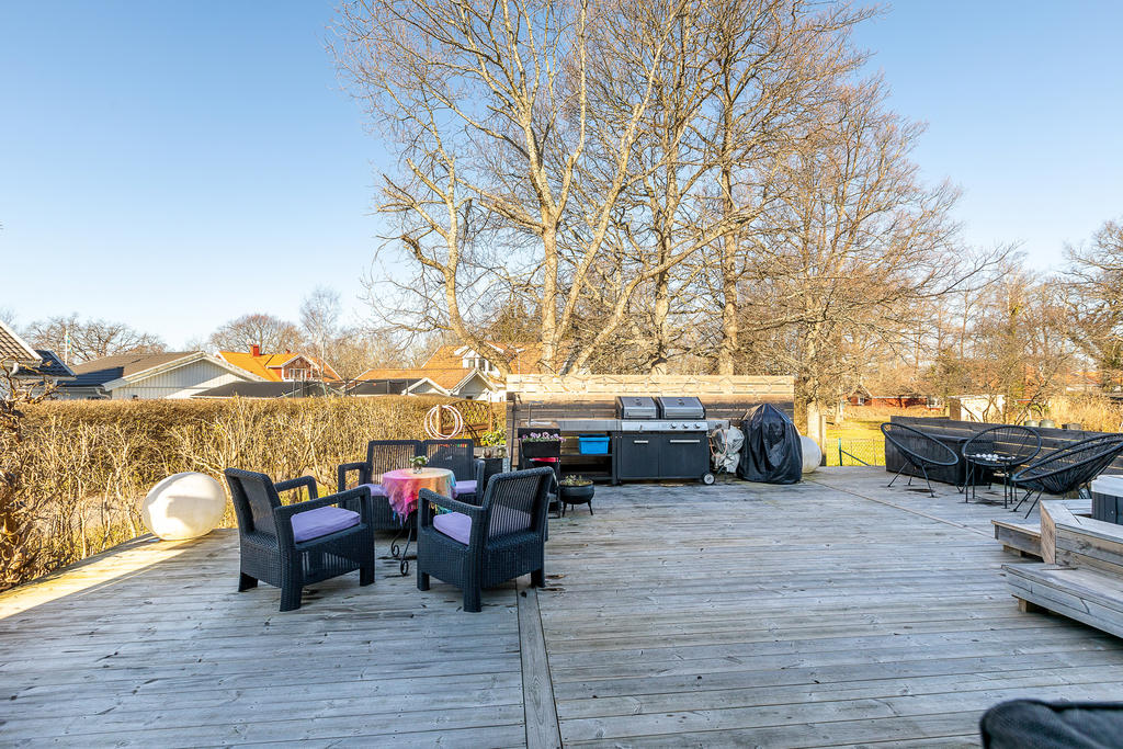 Stor altan med plats för både matgrupp och loungegrupp