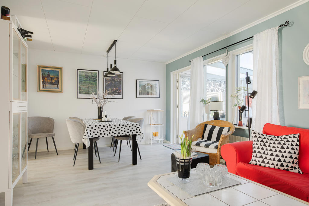 Vardagsrum med utgång till inglasad altan