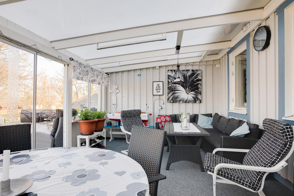 Inglasad altan som leder ut till trädäck