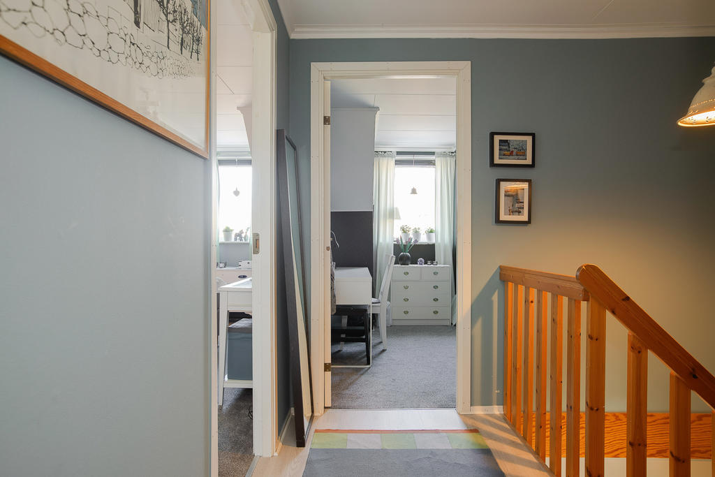 Hall som leder mellan 3 sovrum och badrum