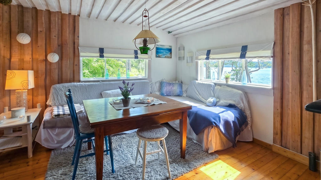 Mysigt vardagsrum i denna sommaridyll. 