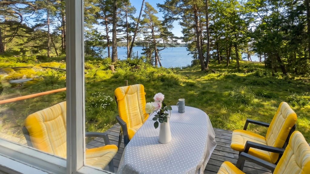 Utsikt från huset och den mysiga stigen ner mot badet.