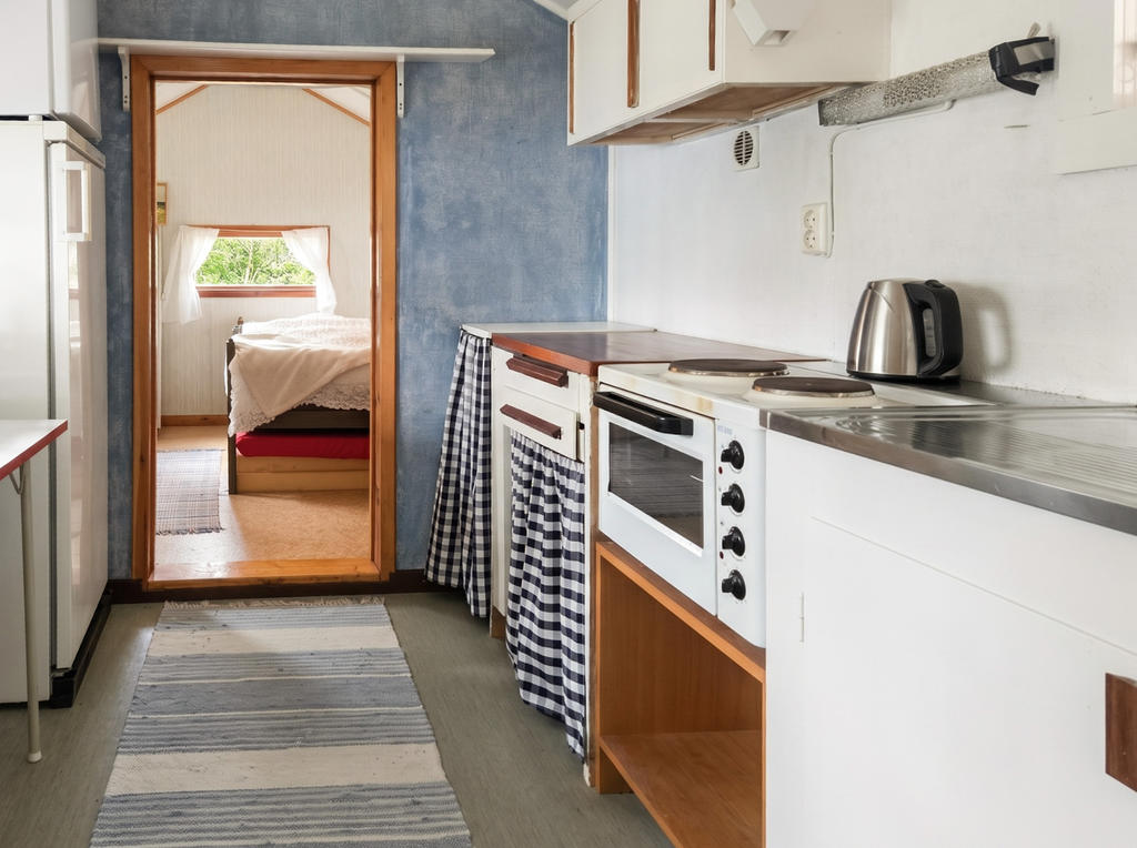 Kök med spis, kyl och frys.