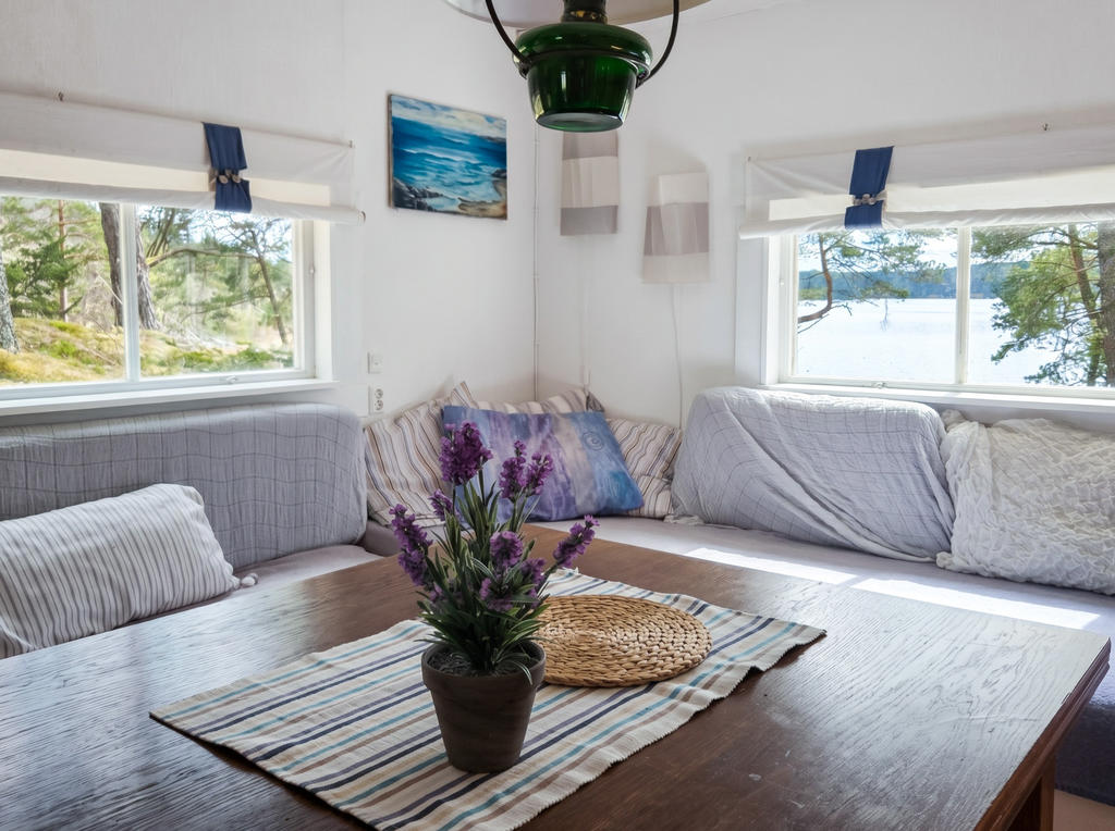 Sjöutsikt från nästan hela huset.