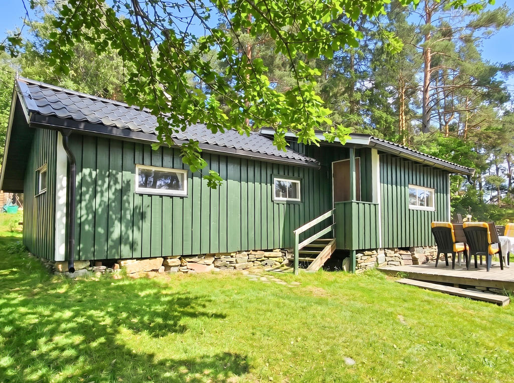 Framsidan med altanen.