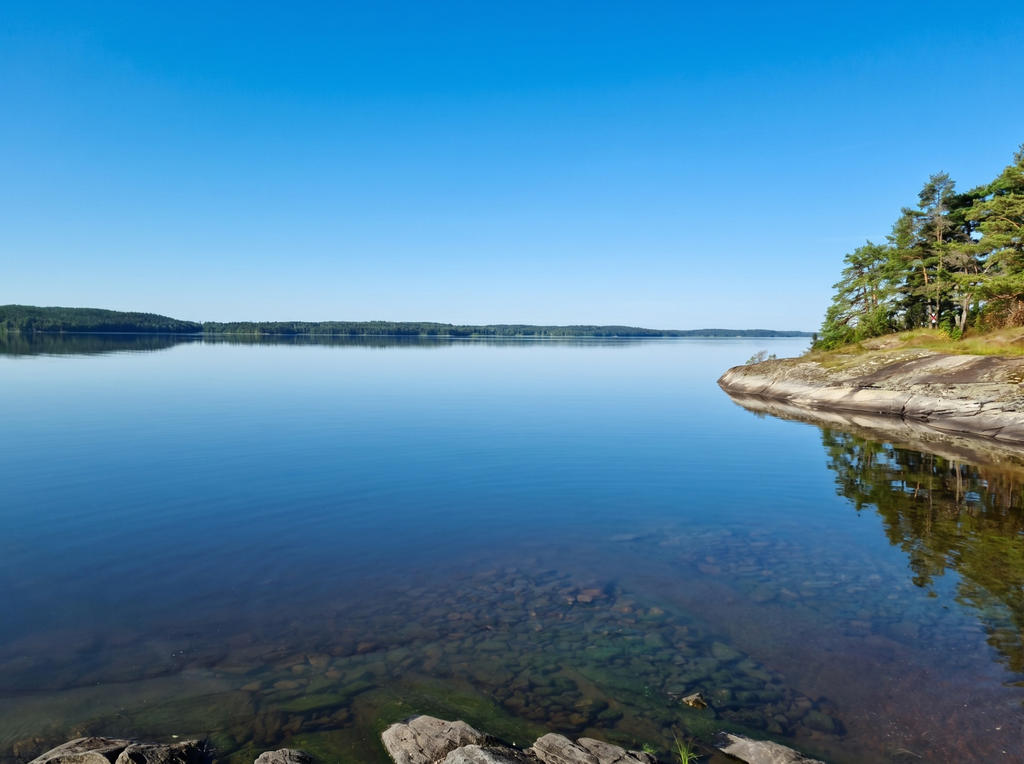 Fint läge på ö i sjön Mjörn. Kan inte bli mycket bättre sommaridyll.