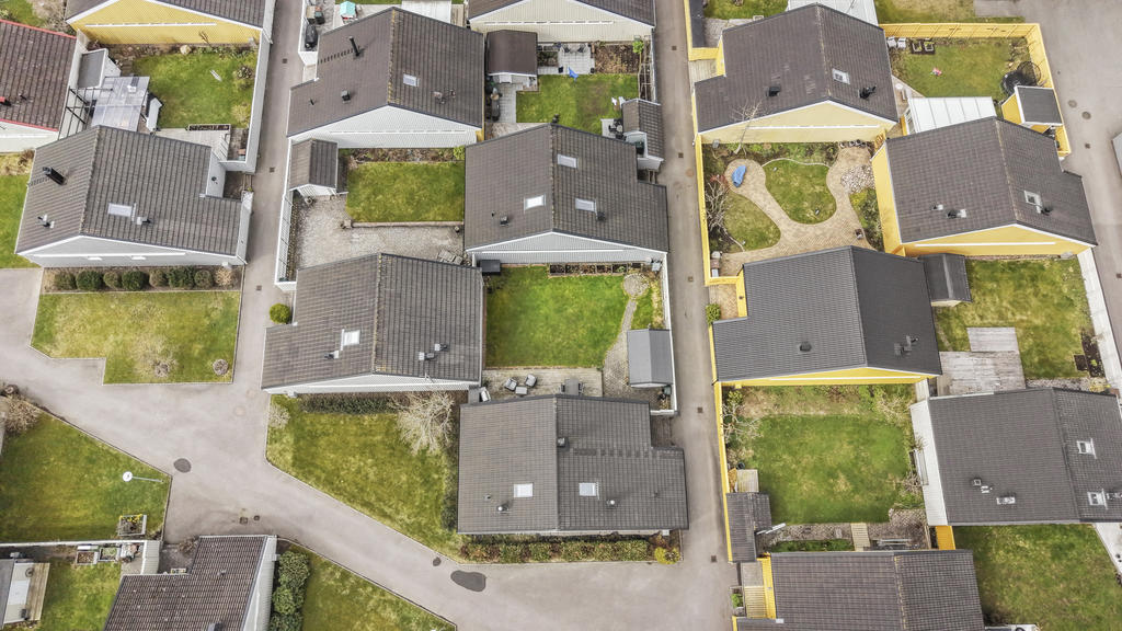 I soligt västerläge finner du en privat och insynsskyddad trädgård