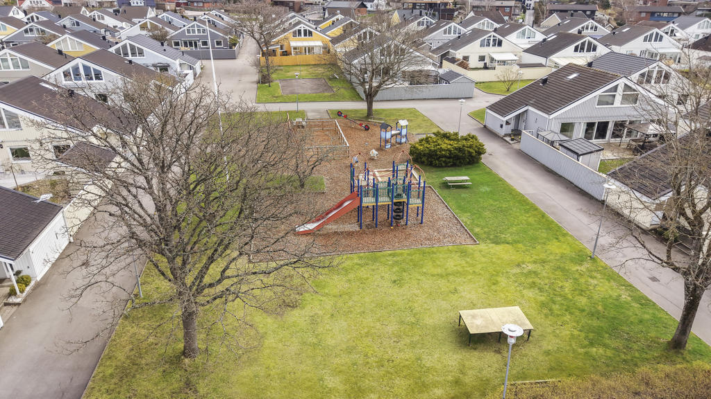 I mitten av området finns en stor och trevlig lekplats med aktiviteter för barn i alla åldrar. Här finns även tennisbana och fotbollsplan för den sportintresserade.