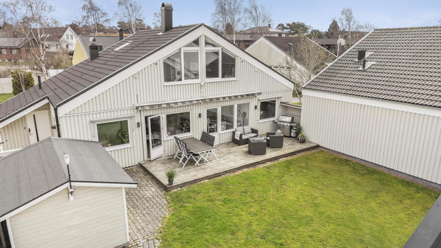 Här möts du av ett kedjehus som renoverats med stor omsorg, där genomtänkta materialval skapar en varm och inbjudande helhet