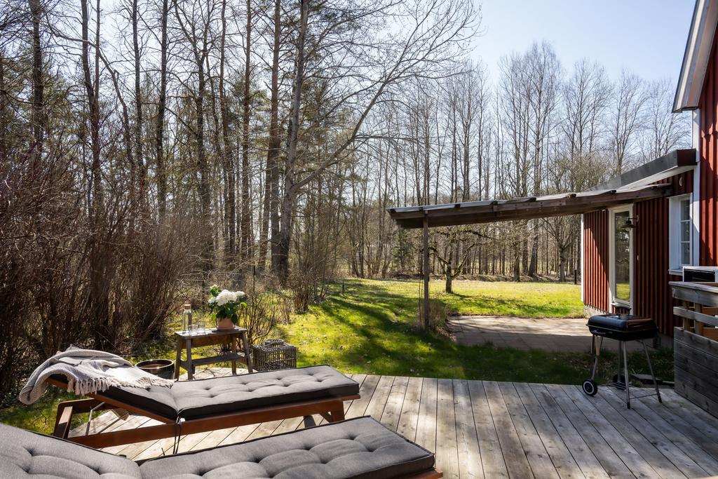 Det finns ännu en altan under tak.