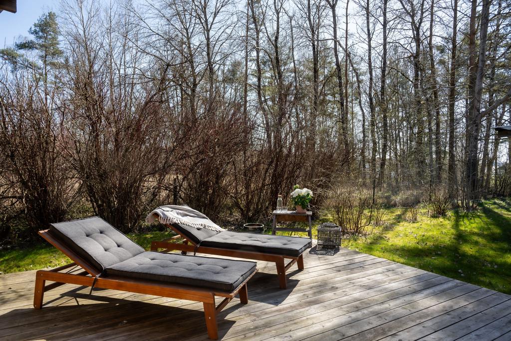 Altan på gaveln, Öresjön skymtar bakom träden