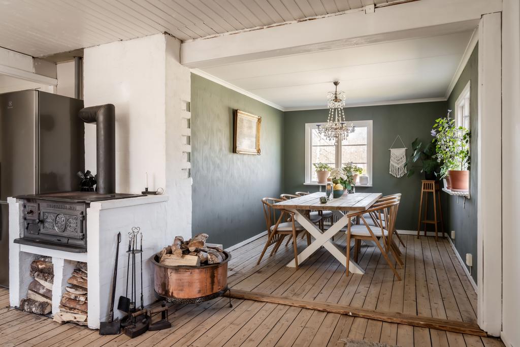 Kök med vedspis och separat matplats