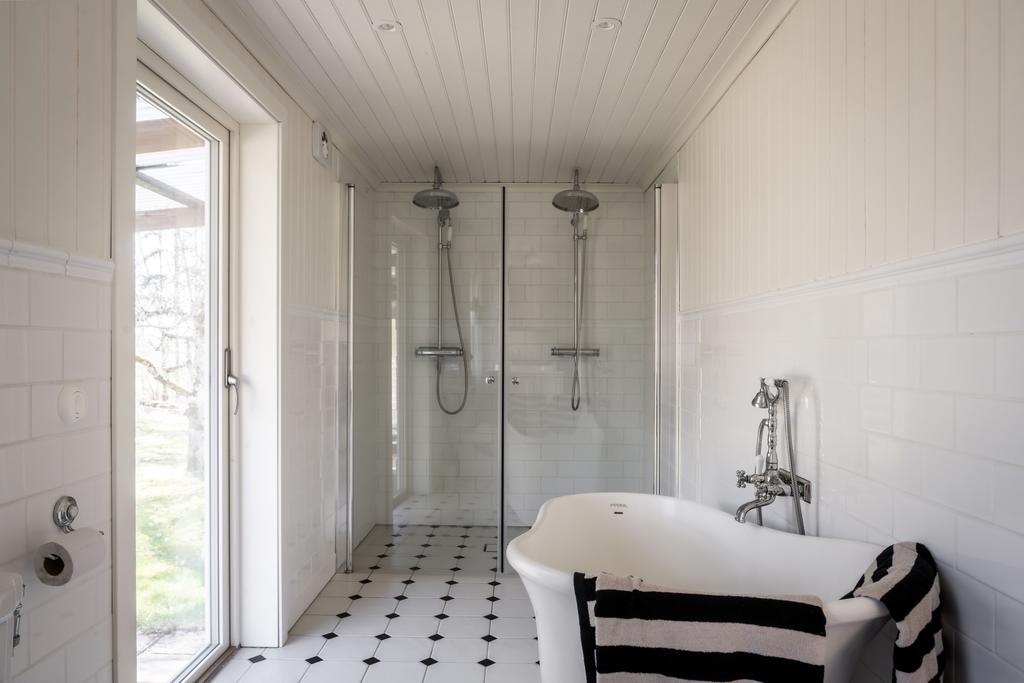 Från badrummet finns en dörr till trädgården