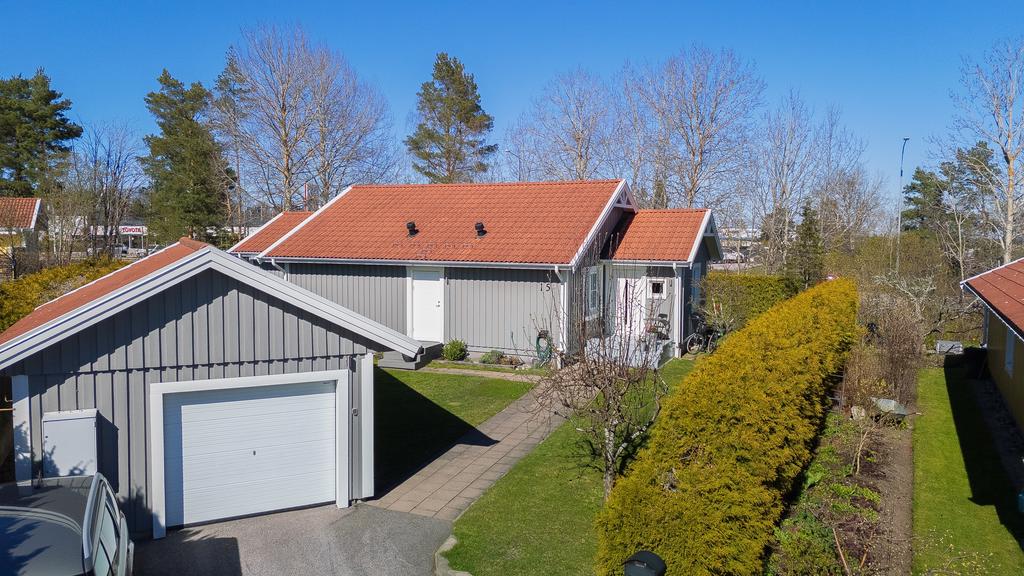 Modern renoverad fristående bostadsrättsvilla belägen på hörntomt i barnvänligt område