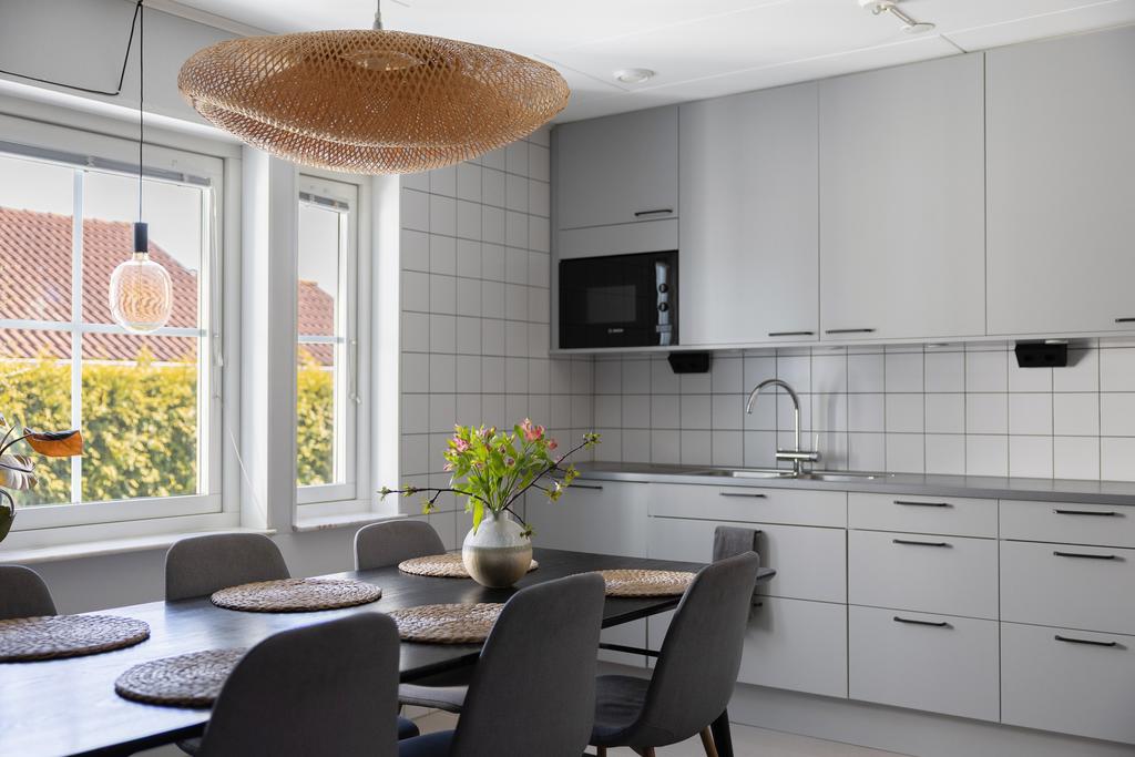 Kök renoverat 2018 från Marbodal med kaklade väggar och plats för rejält matbord