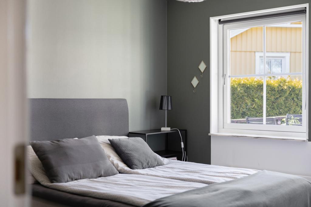 Huset om 100 m² är smakfullt renoverat och disponeras över 4 rum och kök