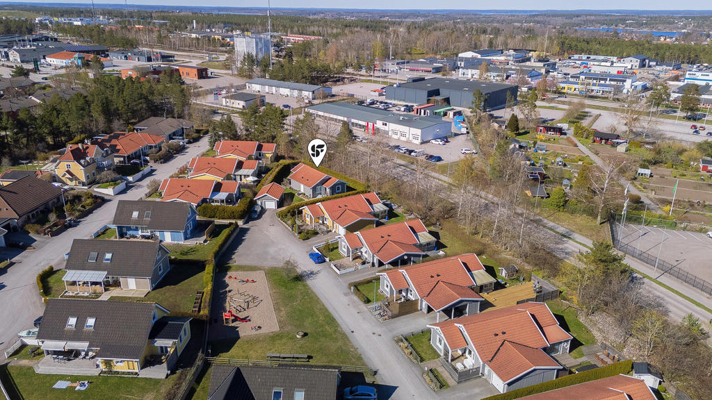 Bostaden erbjuder allt det bästa av villaliv: en egen, välskött trädgård, ett soligt altandäck i ostört sydvästläge samt fristående garage med elektrisk port