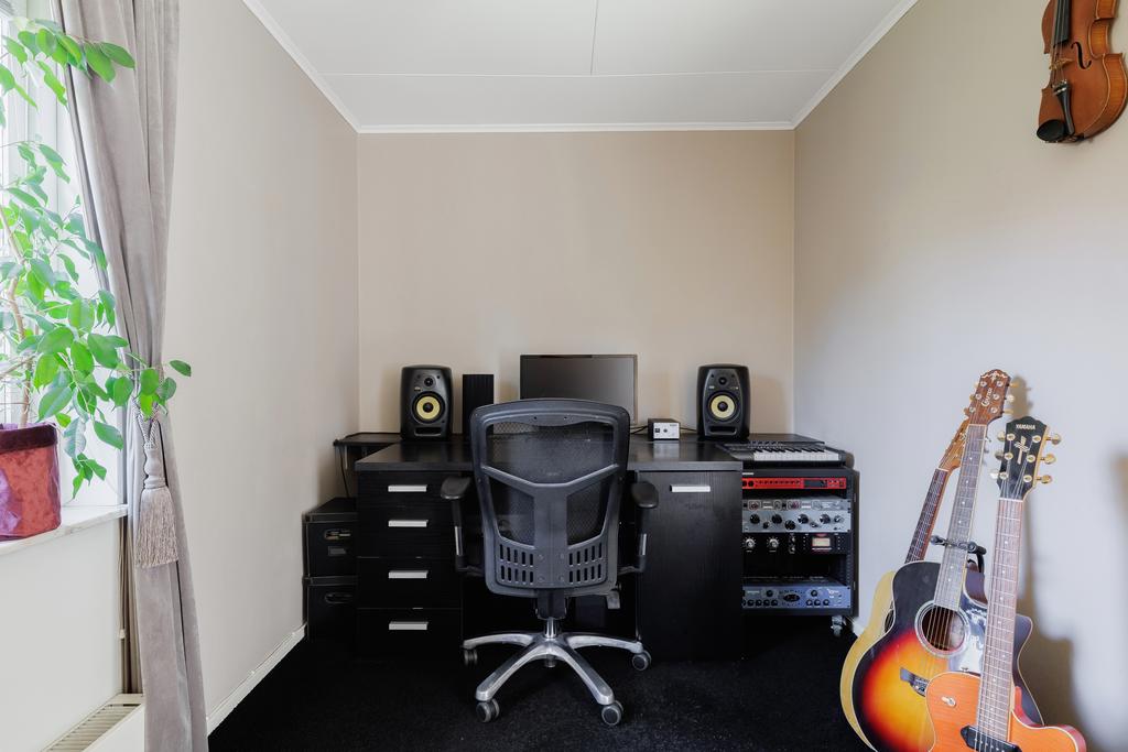 Sovrum/kontor med heltäckningsmatta och tapetserade väggar