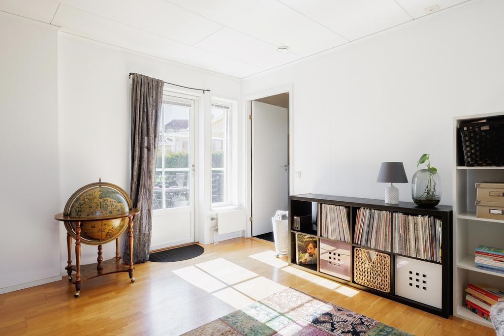 Från vardagsrummet har man utgång till altanen