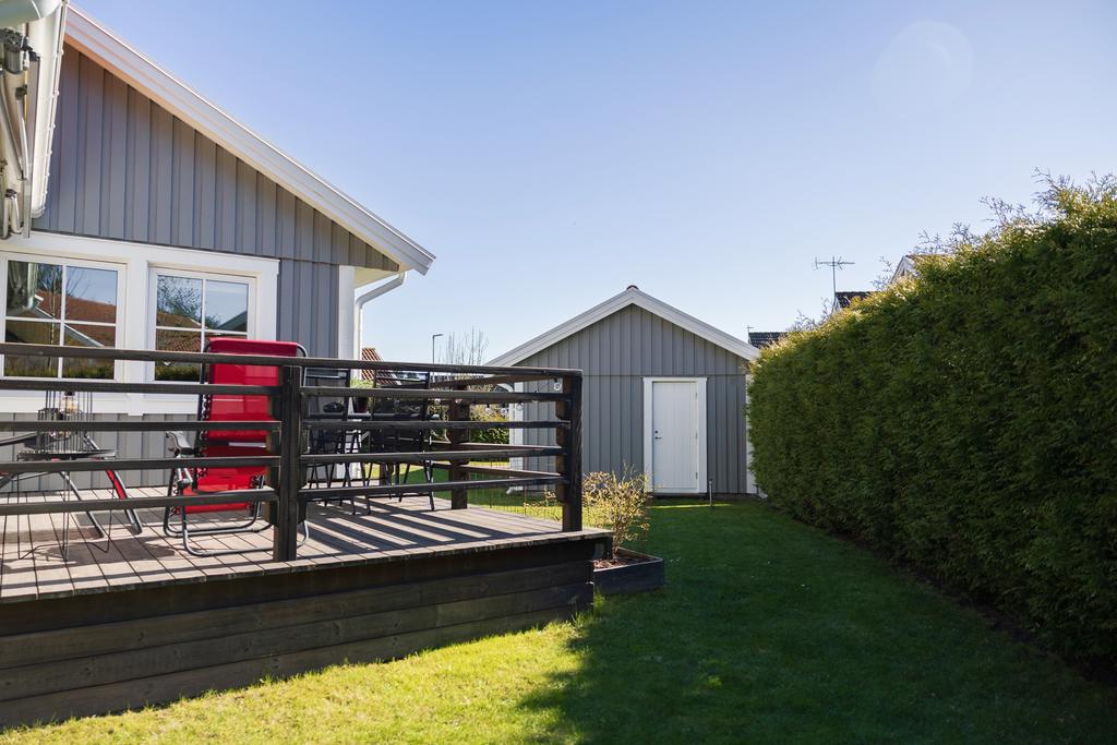 Den hörnplacerade tomten erbjuder fina gräsytor för lek och avkoppling.